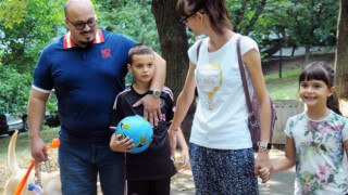 La verdadera felicidad: un niño que pasó un mes en cuidados intensivos volvió a casa y dio las gracias a los médicos (foto)